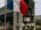 Bandeira da França tremulando em frente ao Ministério da Economia e Finanças, em Paris.