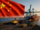 Navios de carga navegando sob a bandeira da China, simbolizando os investimentos e o comércio da iniciativa Cinturão e Rota em 2025.