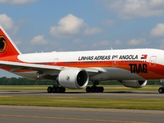 Aeronave da TAAG Linhas Aéreas de Angola taxiando na pista sob céu azul com algumas nuvens.
