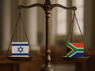 Balança de justiça equilibrando as bandeiras de Israel e da África do Sul, simbolizando o confronto legal e as implicações políticas entre os dois países.