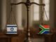 Balança de justiça equilibrando as bandeiras de Israel e da África do Sul, simbolizando o confronto legal e as implicações políticas entre os dois países.