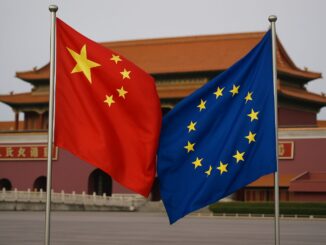 Bandeiras da China e da União Europeia tremulando em frente a um edifício tradicional chinês em Pequim.