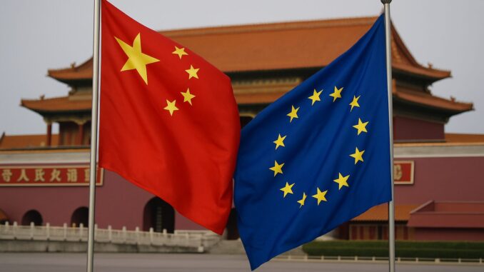 25ª Cúpula China-União Europeia em Pequim: Encontro Estratégico em Meio a Tensões Comerciais e Geopolíticas Bandeiras da China e da União Europeia tremulando em frente a um edifício tradicional chinês em Pequim.