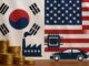 Bandeiras da Coreia do Sul e dos Estados Unidos com ícones de indústria, microchip, carro elétrico conectado a tomada e pilhas de moedas douradas simbolizando investimentos bilionários e cooperação tecnológica.