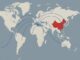 Ilustração de um mapa mundi com a China destacada em vermelho e linhas azuis indicando conexões globais partindo da China para várias regiões do mundo, representando a expansão da indústria espacial comercial chinesa.