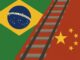 Bandeiras do Brasil e da China unidas por um trilho ferroviário