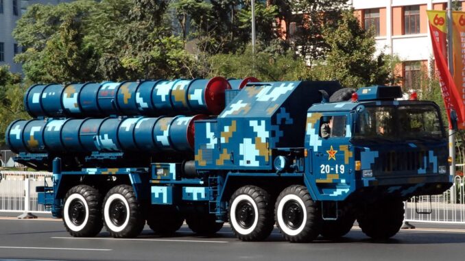 Chinese_HQ-9_launcher Lançador de mísseis HQ-9 da China sobre caminhão militar camuflado em desfile.