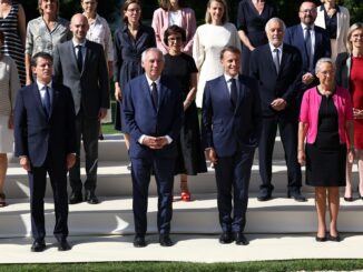Presidente francês Emmanuel Macron, primeiro-ministro François Bayrou e ministros posam para foto oficial nos jardins do Palácio do Eliseu, Paris, 2 de julho de 2025.