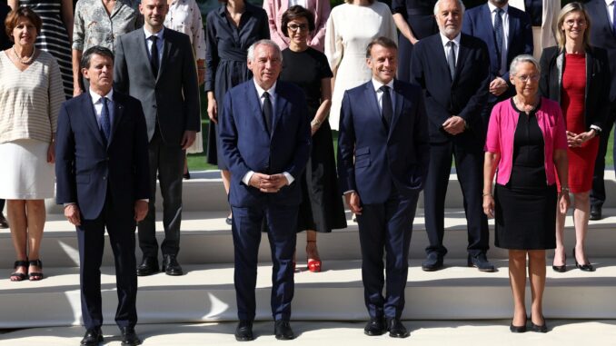 Presidente francês Emmanuel Macron, primeiro-ministro François Bayrou e ministros posam para foto oficial nos jardins do Palácio do Eliseu, Paris, 2 de julho de 2025.