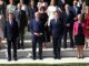 Presidente francês Emmanuel Macron, primeiro-ministro François Bayrou e ministros posam para foto oficial nos jardins do Palácio do Eliseu, Paris, 2 de julho de 2025.
