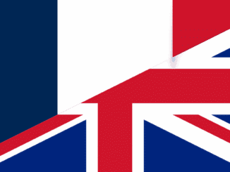 Bandeiras da França e do Reino Unido unidas lado a lado, simbolizando cooperação e aliança estratégica entre os dois países.