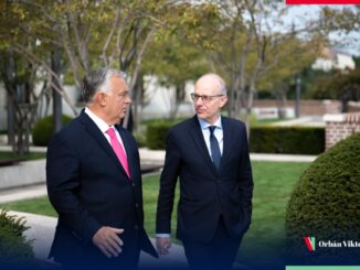 Viktor Orbán em conversa com o Primeiro-Ministro Luc Frieden em Budapeste, durante reunião oficial em 12 de setembro de 2024, com árvores e jardins ao fundo.