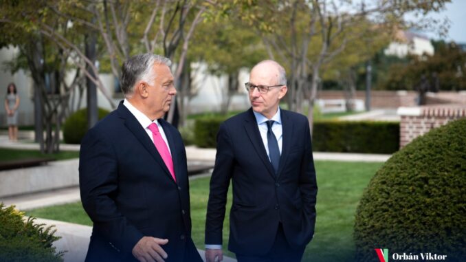 Orbán e Frieden discutem competitividade em reunião oficial na presidência húngara da UE Viktor Orbán em conversa com o Primeiro-Ministro Luc Frieden em Budapeste, durante reunião oficial em 12 de setembro de 2024, com árvores e jardins ao fundo.