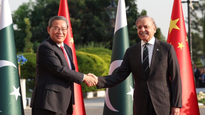 Li Qiang fortalece laços estratégicos com o Paquistão Li Qiang aperta a mão de Shehbaz Sharif diante das bandeiras da China e do Paquistão durante encontro diplomático em 2024