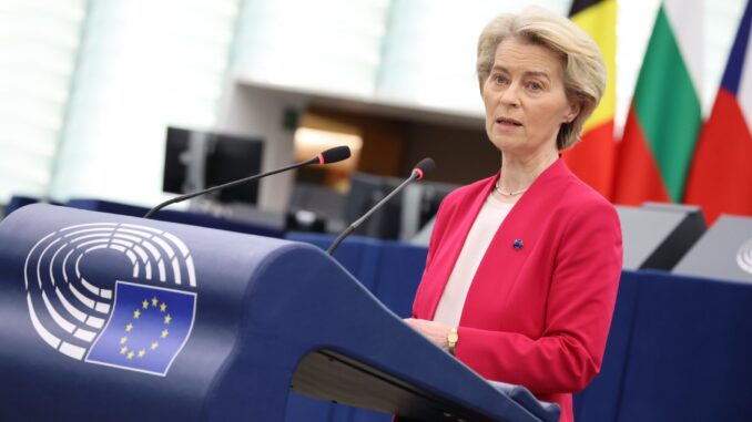 União Europeia Impõe Ultimato ao Irã para Suspensão do Programa Nuclear em Meio a Crescentes Tensões Globais Presidente da Comissão Europeia falando no plenário do Parlamento Europeu, com bandeiras nacionais ao fundo e o símbolo da União Europeia no púlpito.