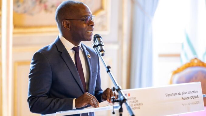 thani-mohamed-soilihi-franca-africa-2025.jpg Ministro francês Thani Mohamed‑Soilihi fala durante cerimônia de assinatura do plano de ação França-CGIAR, em Paris, março de 2025**