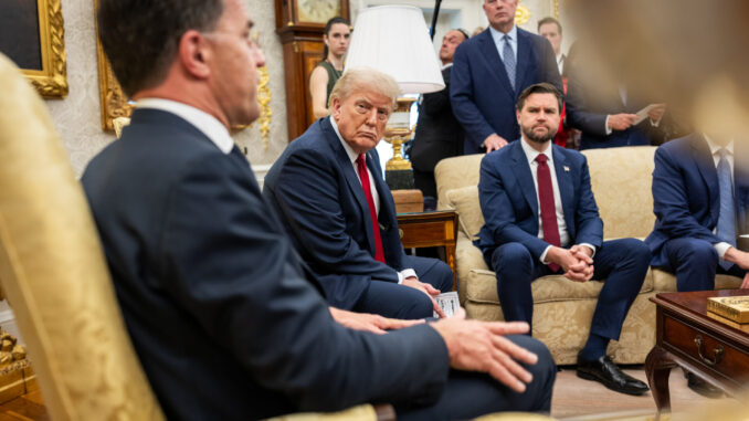 Gv1m83kWUAAoWG1 Foto de Donald Trump e outros políticos em uma reunião formal, com Trump sentado no centro olhando seriamente para um interlocutor.