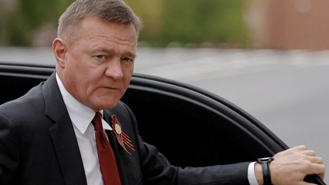 GvQkzcdWAAAE8Lz Roman Starovoyt em retrato oficial durante seu mandato como ministro dos Transportes da Rússia