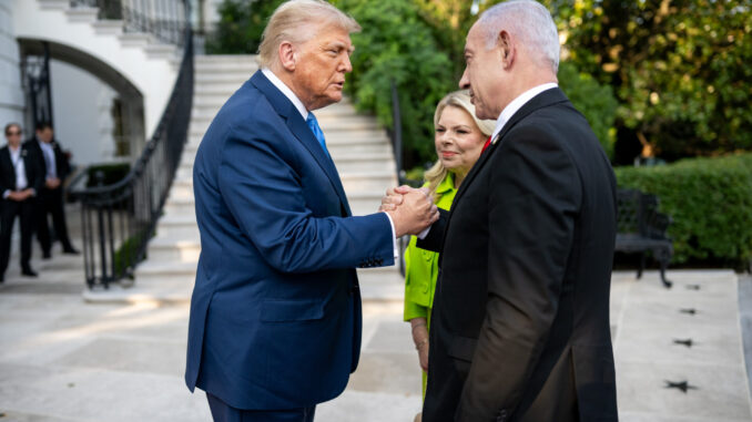GvTeNP3WEAAvKKo Donald Trump e Benjamin Netanyahu apertando as mãos em encontro oficial, 8 de julho de 2025.