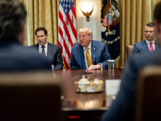 Donald Trump em reunião oficial na Casa Branca com autoridades dos EUA