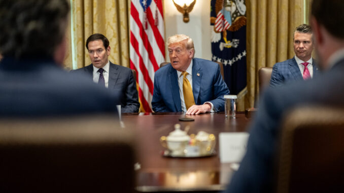 GvXNmYPXoAAFdin Donald Trump em reunião oficial na Casa Branca com autoridades dos EUA