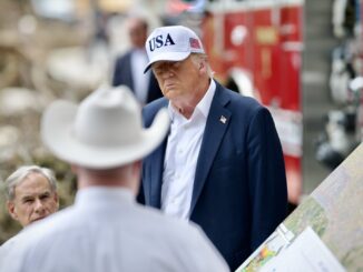 Donald Trump usa boné com a inscrição "USA" durante visita oficial nos EUA, em contexto de declaração econômica