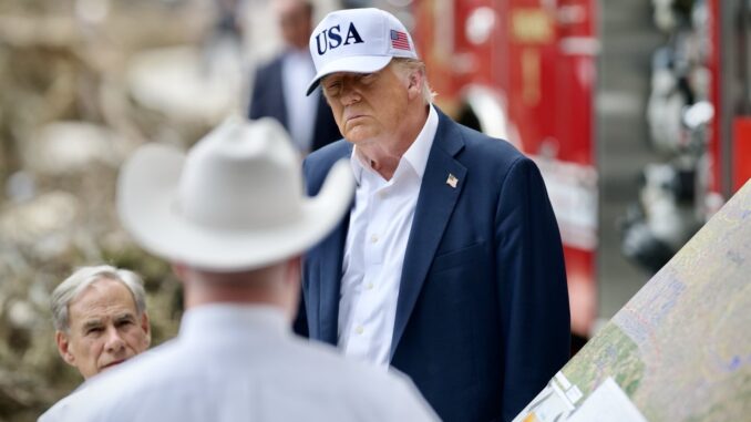 GvqZG1JXkAA0YoZ Donald Trump usa boné com a inscrição "USA" durante visita oficial nos EUA, em contexto de declaração econômica