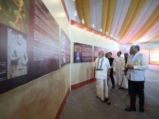 Primeiro-Ministro Narendra Modi visitando a exposição “Filosofia Saiva e as Artes do Templo dos Cholas” com um grupo de pessoas, em um ambiente iluminado e decorado para o evento.