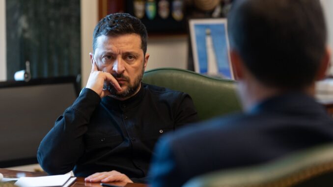 Volodymyr Zelensky Presidente Volodymyr Zelensky em reunião séria, refletindo sobre negociações diplomáticas.