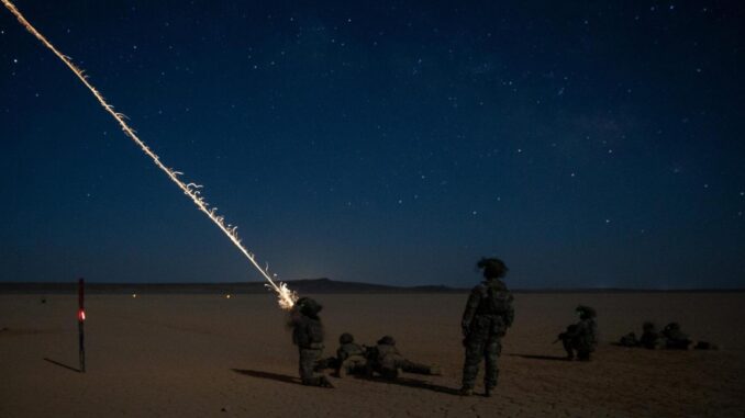 Soldados dos EUA em exercício noturno na área do CENTCOM Soldados de infantaria dos EUA disparam metralhadoras e granadas iluminadoras durante treinamento noturno no deserto, sob o comando do CENTCOM.