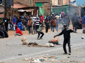 Manifestantes e presença policial durante protesto em Luanda, Angola
