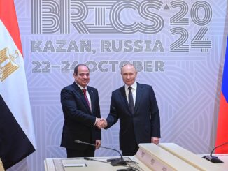 Presidente Abdel Fattah el-Sisi do Egito e presidente Vladimir Putin da Rússia apertando as mãos durante a Cúpula BRICS 2024 em Kazan, Rússia.
