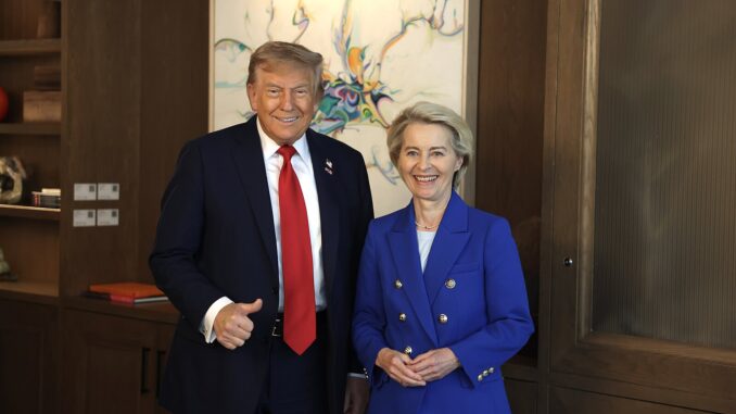 Trump e Ursula von der Leyen em Davos 2025 Presidente Donald Trump e presidente da Comissão Europeia Ursula von der Leyen juntos durante o Fórum Econômico Mundial em Davos, 2025