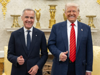 Presidente Donald Trump e o primeiro-ministro do Canadá, Mark Carney, posam sorridentes na Casa Branca com gestos de "joinha", durante reunião oficial em 2025.