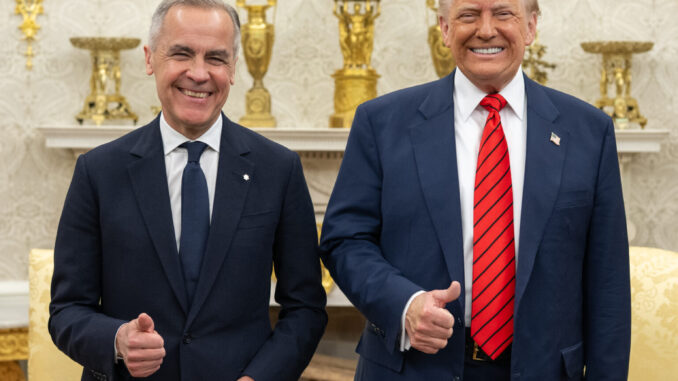 President_Donald_Trump_meets_with_Canadian_Prime_Minister_Mark_Carney_in_the_Oval_Office_(54502028696) Presidente Donald Trump e o primeiro-ministro do Canadá, Mark Carney, posam sorridentes na Casa Branca com gestos de "joinha", durante reunião oficial em 2025.
