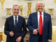 Presidente Donald Trump e o primeiro-ministro do Canadá, Mark Carney, posam sorridentes na Casa Branca com gestos de "joinha", durante reunião oficial em 2025.