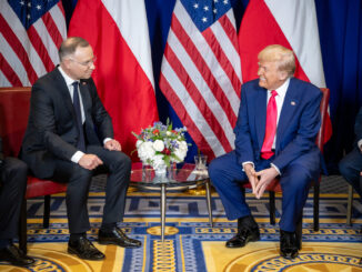 Presidente Donald Trump e presidente Andrzej Duda em reunião oficial com bandeiras dos EUA e da Polônia ao fundo.