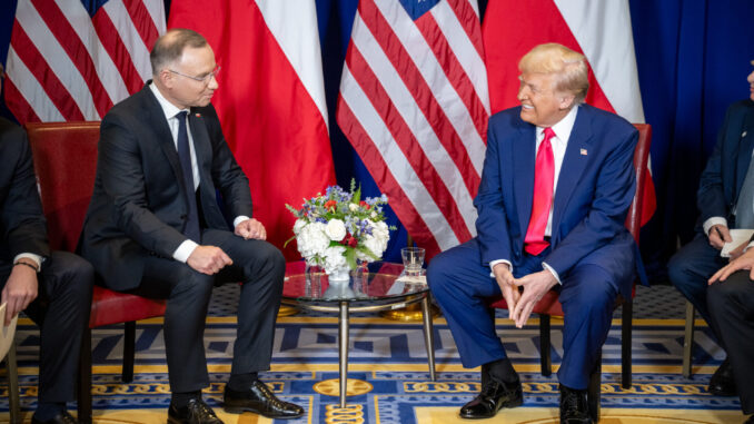 Parceria Estratégica EUA-Polônia: Trump e Duda em Reunião Oficial Presidente Donald Trump e presidente Andrzej Duda em reunião oficial com bandeiras dos EUA e da Polônia ao fundo.