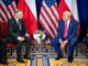 Presidente Donald Trump e presidente Andrzej Duda em reunião oficial com bandeiras dos EUA e da Polônia ao fundo.
