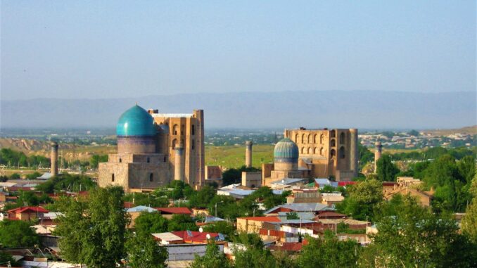 Samarkand_view_from_the_top Panorama de Samarkand com mesquita histórica Bibi Khanym ao fundo