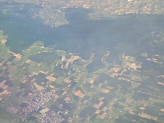 Mapa aéreo detalhado da fronteira entre Tailândia e Camboja, mostrando áreas agrícolas e regiões florestais próximas à linha divisória.