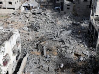 Palestinos inspecionam casa destruída por ataque aéreo israelense em Zawayda, Gaza, 1º de julho de 2025.