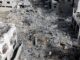 Palestinos inspecionam casa destruída por ataque aéreo israelense em Zawayda, Gaza, 1º de julho de 2025.