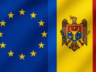 Bandeiras da União Europeia e da Moldávia lado a lado, simbolizando cooperação e integração entre os dois.