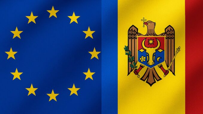 ba0c2fa6-1851-4087-869f-9ea84795bdea Bandeiras da União Europeia e da Moldávia lado a lado, simbolizando cooperação e integração entre os dois.