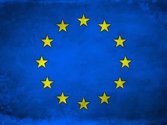 Bandeira da União Europeia azul com estrelas amarelas sobre um fundo claro, simbolizando unidade e cooperação europeia.