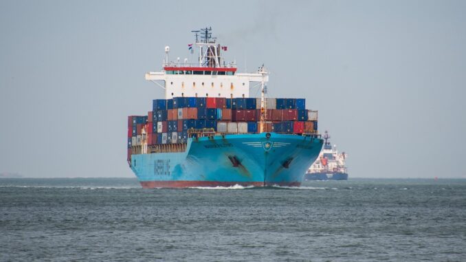 container-ship-7235194_1280 Navio cargueiro navegando no mar aberto sob céu claro, representando o comércio marítimo no Mar Vermelho.