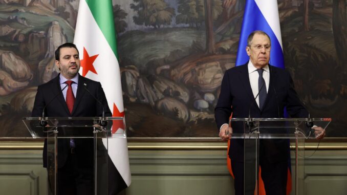 Síria e Rússia Reforçam Aliança em Moscou Ministros das Relações Exteriores da Síria e da Rússia, Asaad al-Shibani e Sergey Lavrov, lado a lado durante coletiva de imprensa em Moscou, com bandeiras nacionais ao fundo.