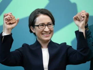 Hsiao Bi-khim sorri e ergue as mãos em gesto de união e vitória durante evento político em Taiwan
