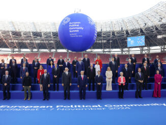 Foto oficial da cúpula da Comunidade Política Europeia em Budapeste, 7 de novembro de 2024, com líderes europeus reunidos em um estádio.